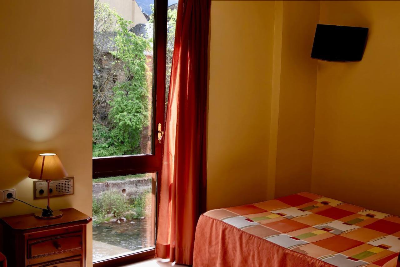 Pensio La Creu Hotel Esterri D'Aneu Exterior photo